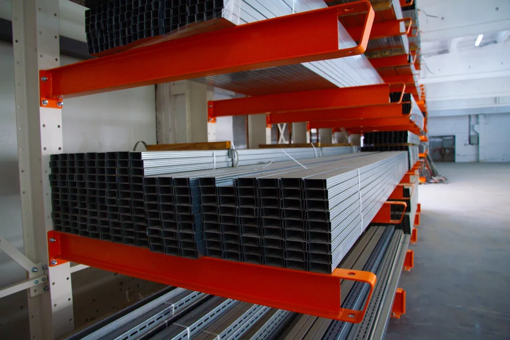 Prim-plan cu brațele Cantilever STRATUS purtând profile metalice
