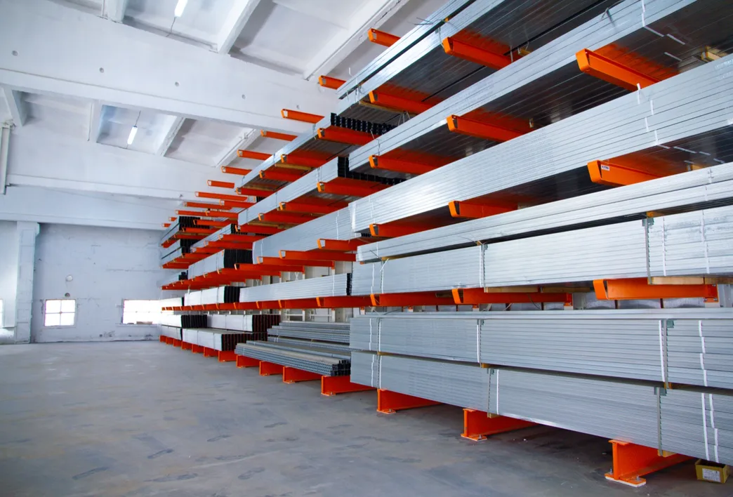 Rânduri de rafturi Cantilever STRATUS cu profile din oțel în depozitul din Chișinău