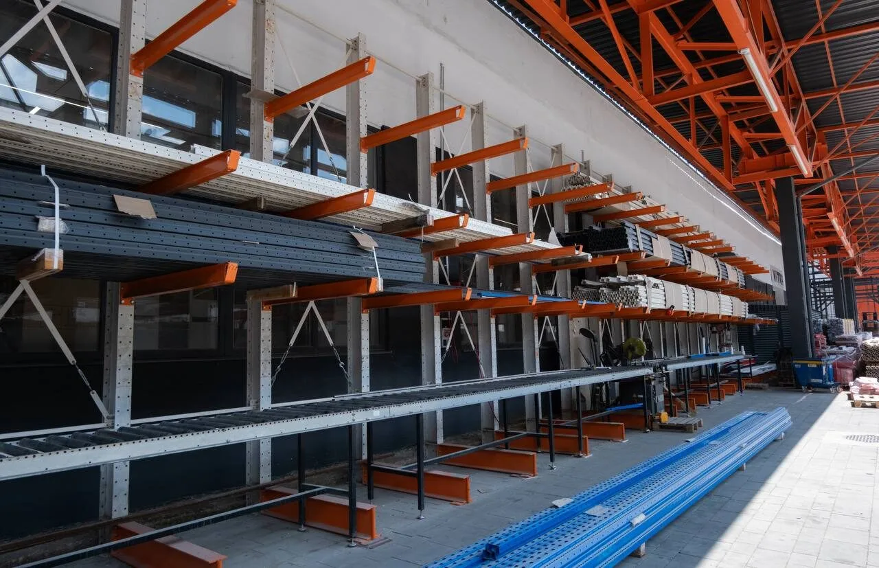Depozitare profesională pe rafturi cantilever — fotografia 1