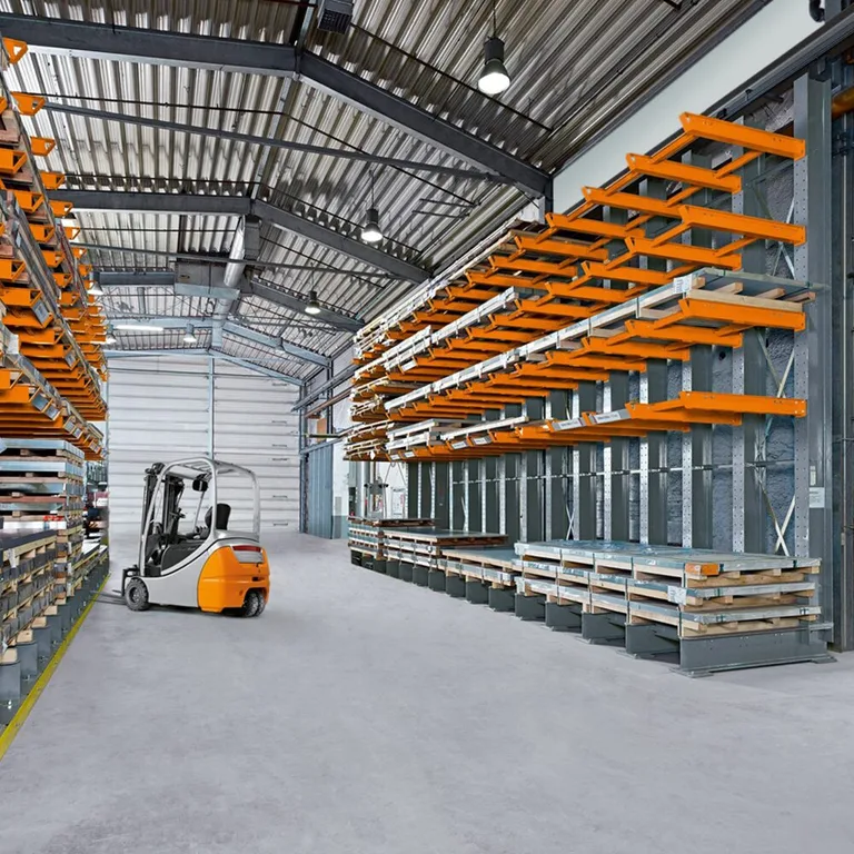 Hală industrială cu rafturi cantilever cu două fețe
