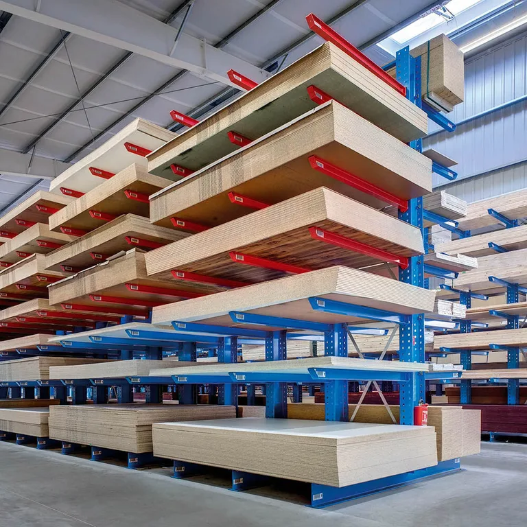 Rafturi cantilever cu plăci și profile într-un depozit de materiale de construcții