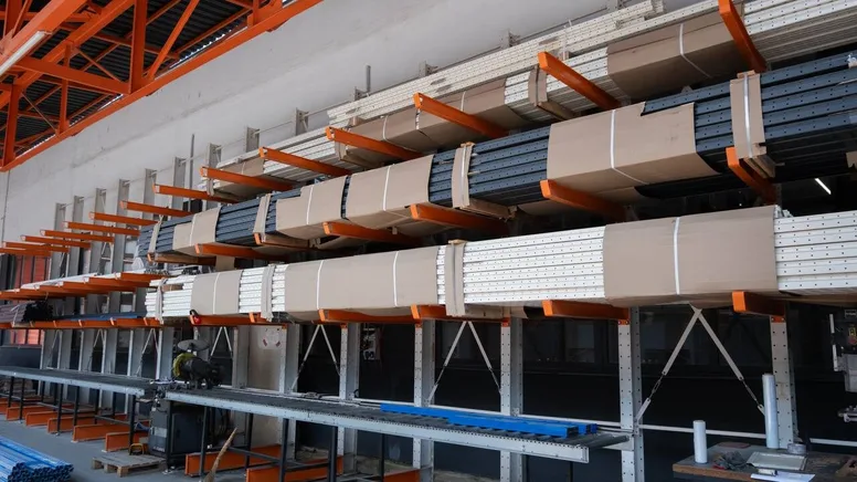 Depozitare profesională pe rafturi cantilever — fotografia 5